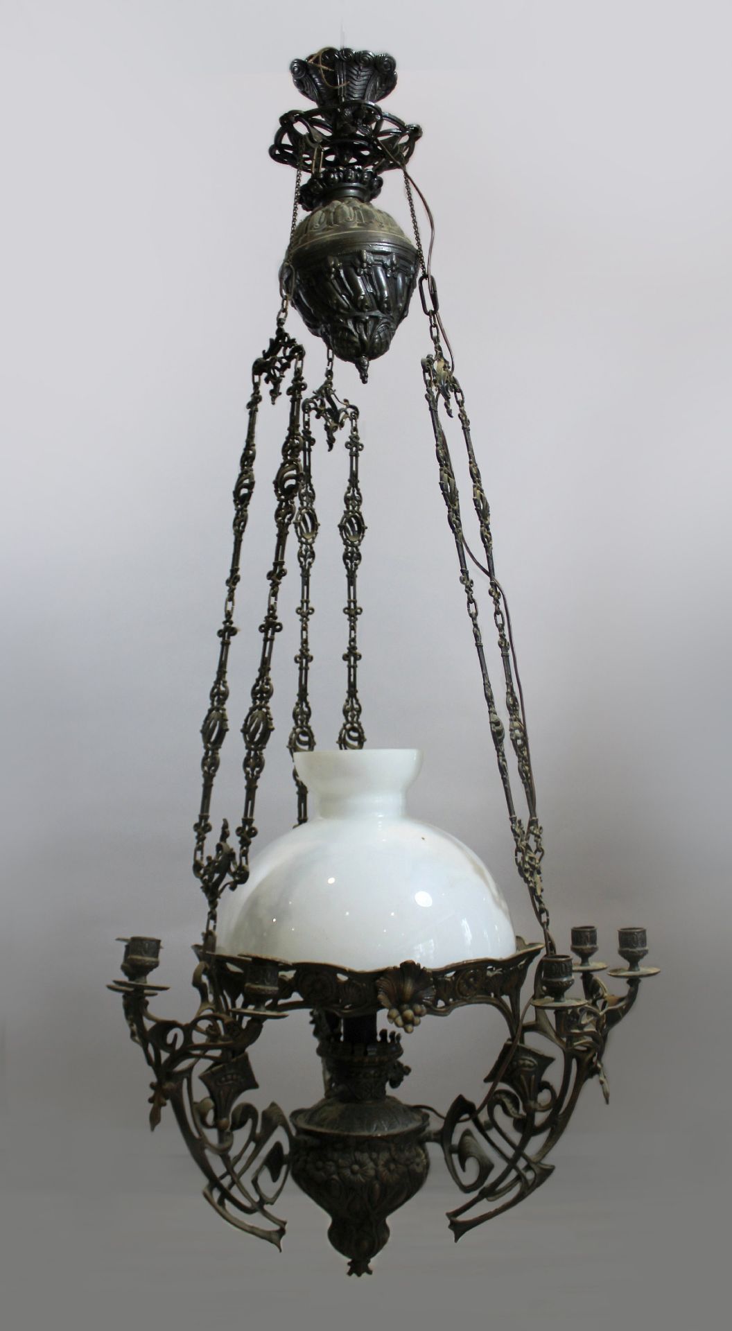 Kerzen- und Petroleumleuchter, Jugendstil, Glas, Eisen, um 1900, 9-flammig, Maße: H. 135 cm, B. 55