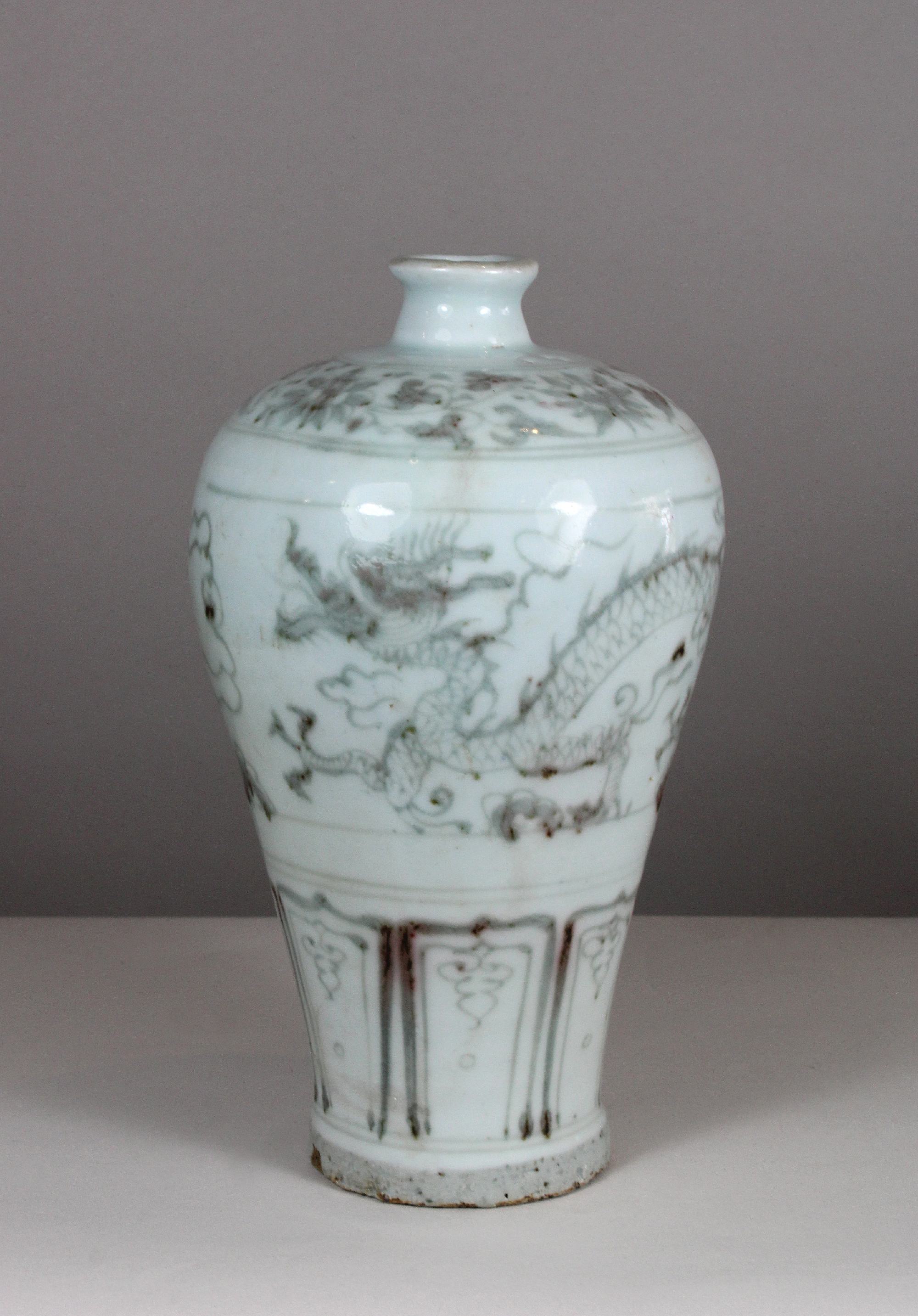 Meiping Vase, China, Porzellan, 18. Jh., ohne Marke, Drachendekor, Maße: H. 25,5 cm. Guter