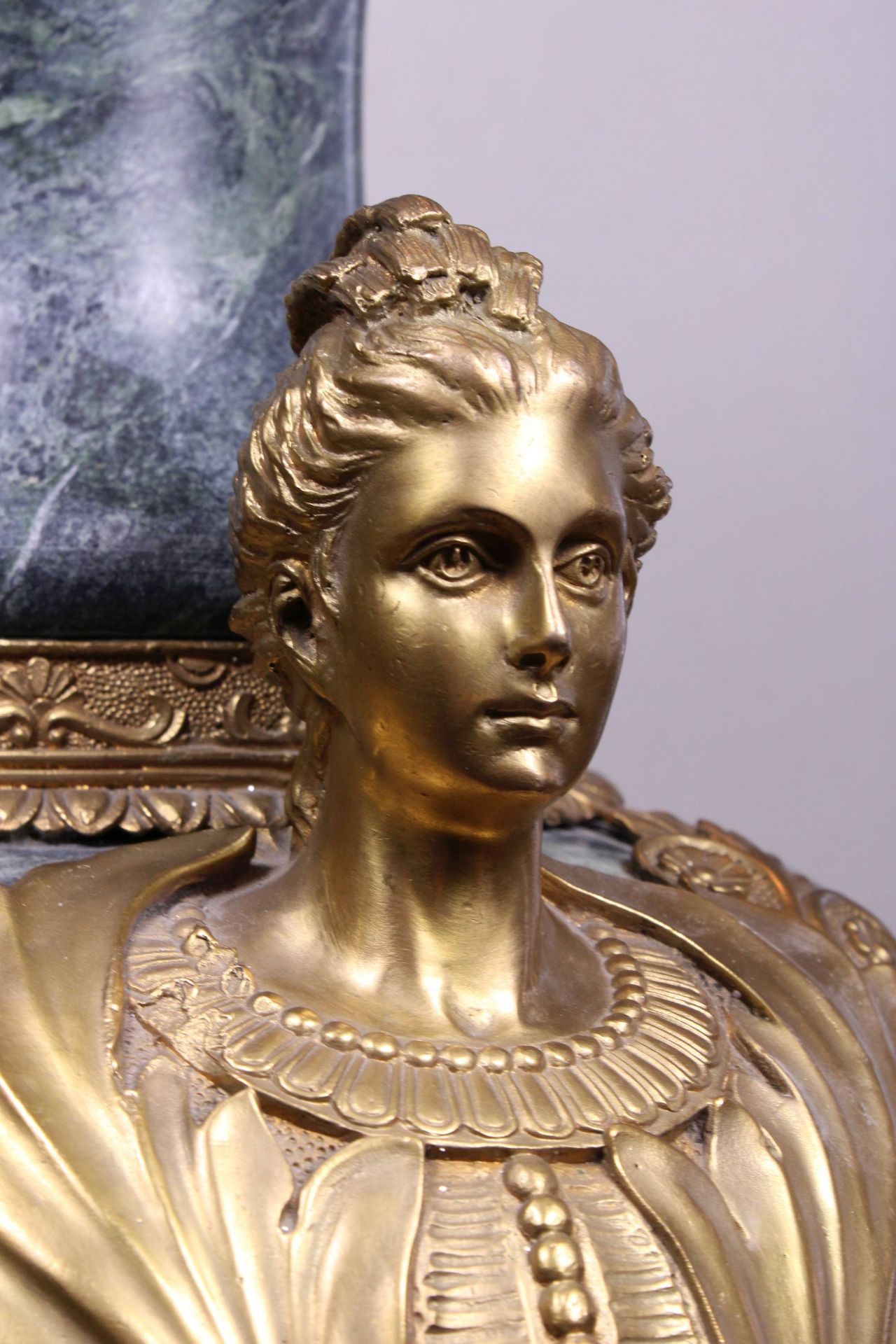 Marmorvase, Empire Stil, Anfang 20. Jh., Applikationen aus ziselierter und vergoldeter Bronze, Maße: - Image 2 of 4
