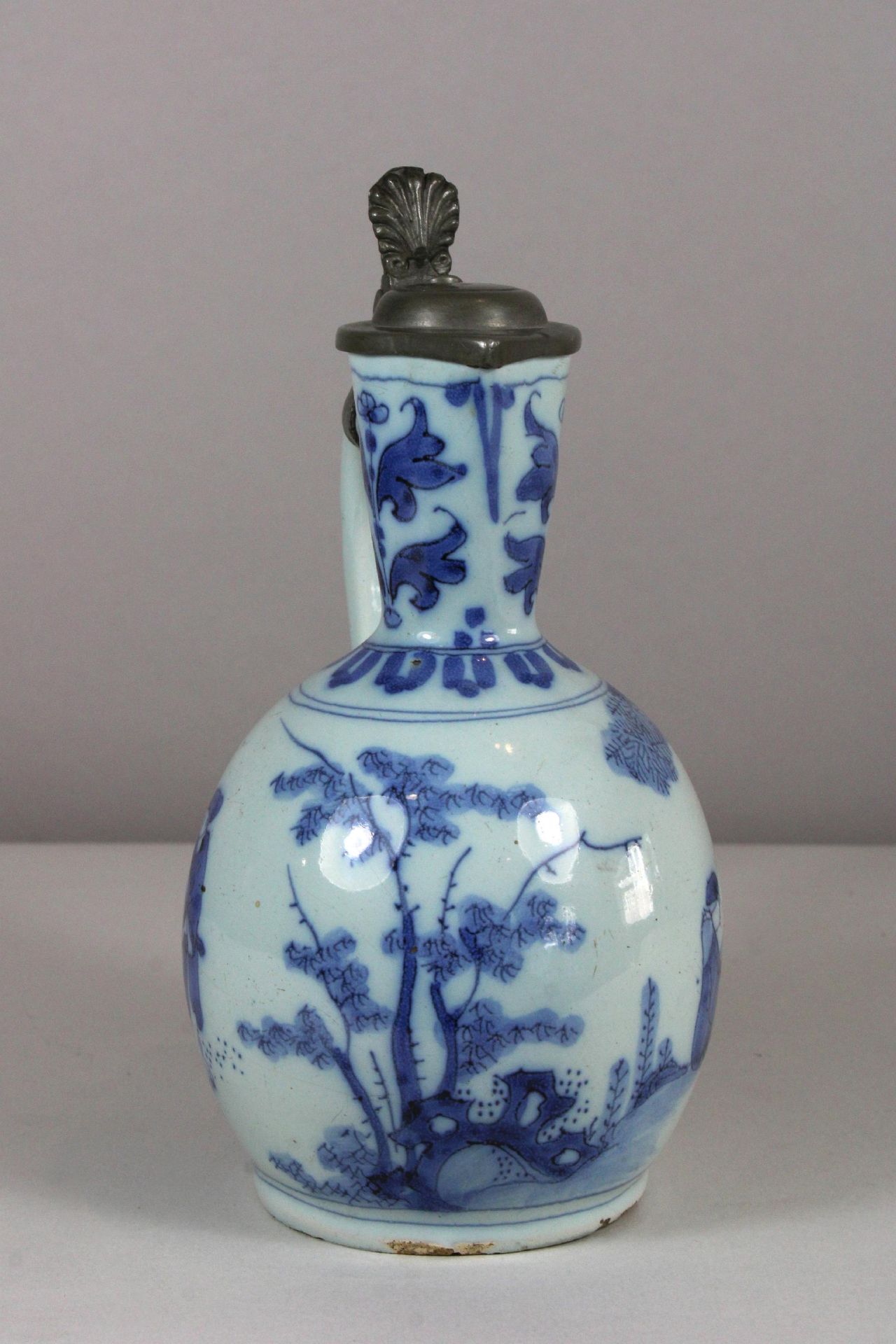 Chinoise Kanne mit Zinndeckel, 18. Jh., Fayence, wohl Delft, blau-weiß Unterglasur, figürliche - Bild 3 aus 3