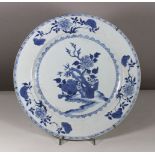 Chinoise Wandteller, Fayence, blau-weiß Unterglasur, Floraldekor, Durchmesser: 38 cm.