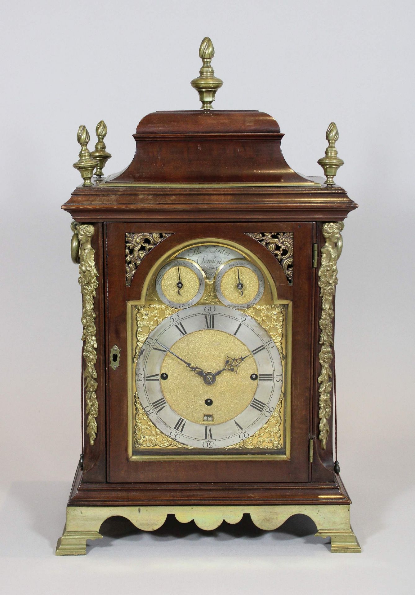 Bracket Clock, England, 18.-19. Jh., zweitüriges vierseitig verglastes Holzgehäuse, Datumsanzeige,