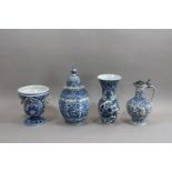 Konvolut Delft 4-tlg., Fayence, blaue Bodenmarke, drei Vasen, eine Kanne, weiß glasiert, blau