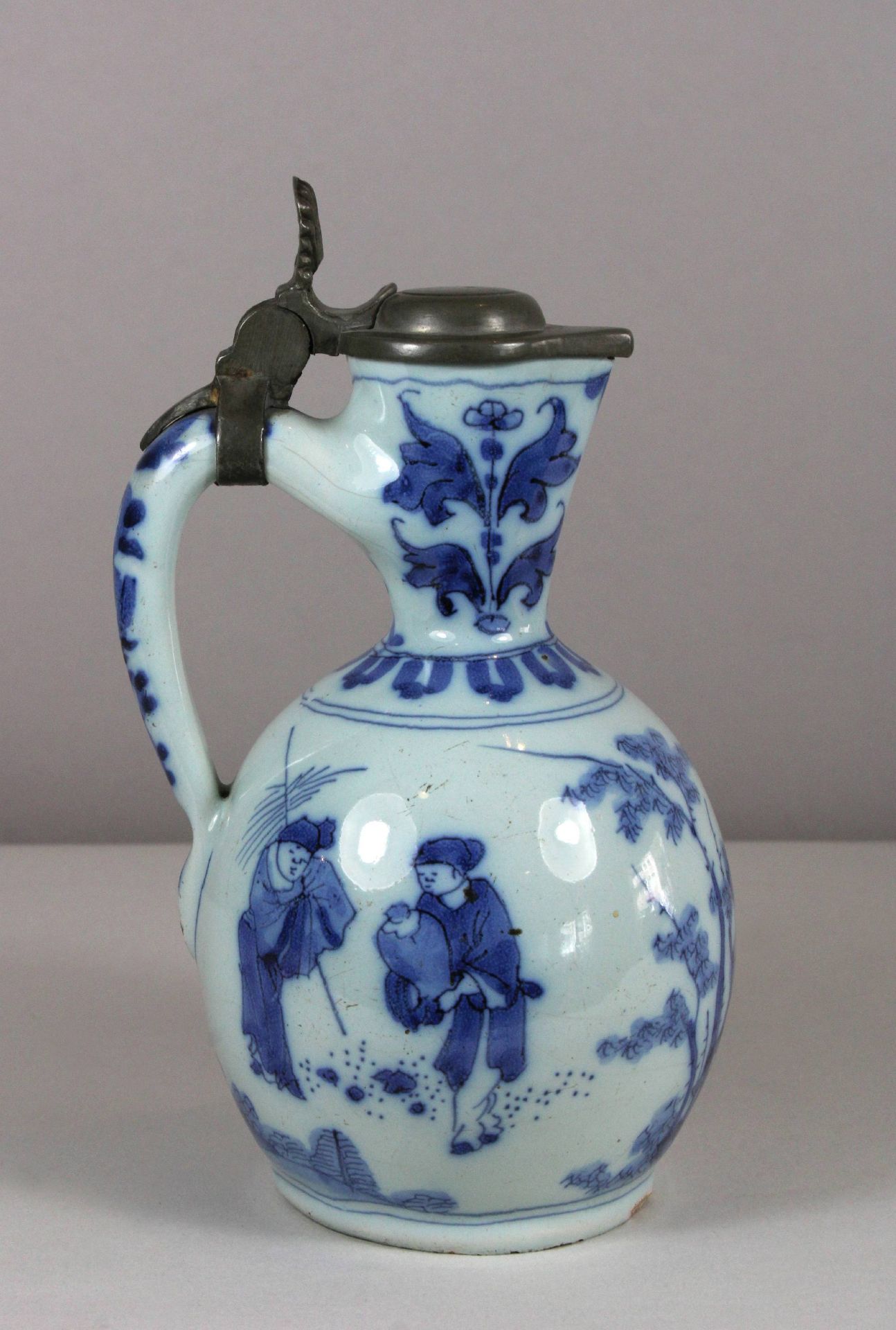 Chinoise Kanne mit Zinndeckel, 18. Jh., Fayence, wohl Delft, blau-weiß Unterglasur, figürliche - Bild 2 aus 3