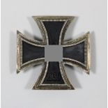 Eisernes Kreuz 1. Klasse, Eisen. Vorderseite: mittig auf dem Eisenkern ein Hakenkreuz, im unteren
