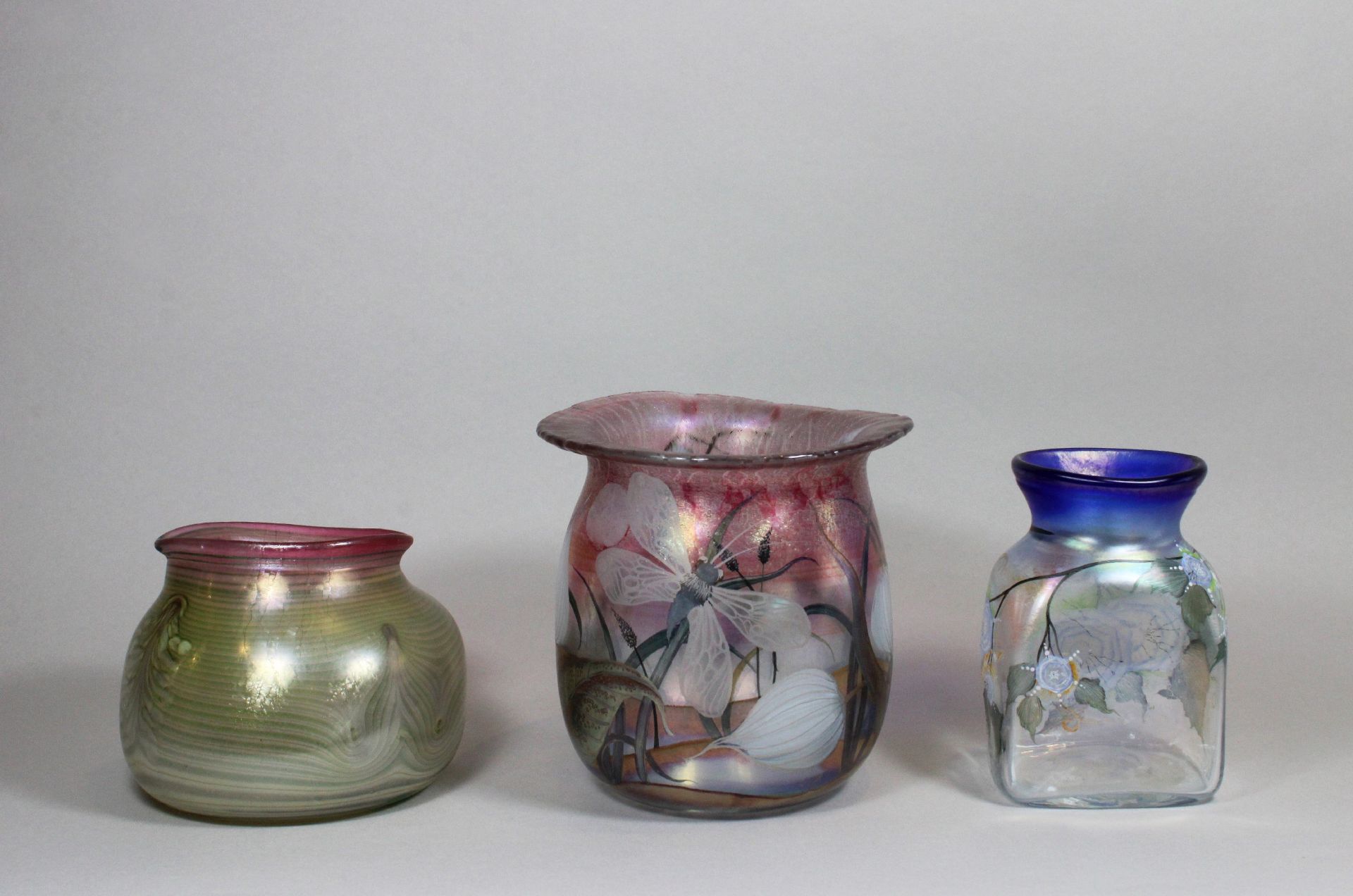 Drei Vasen, Erwin Eisch (deutsch, geb. 1927), 2 Hälfte 20 Jh., farbloses Glas, irisierender Überfang - Bild 4 aus 4