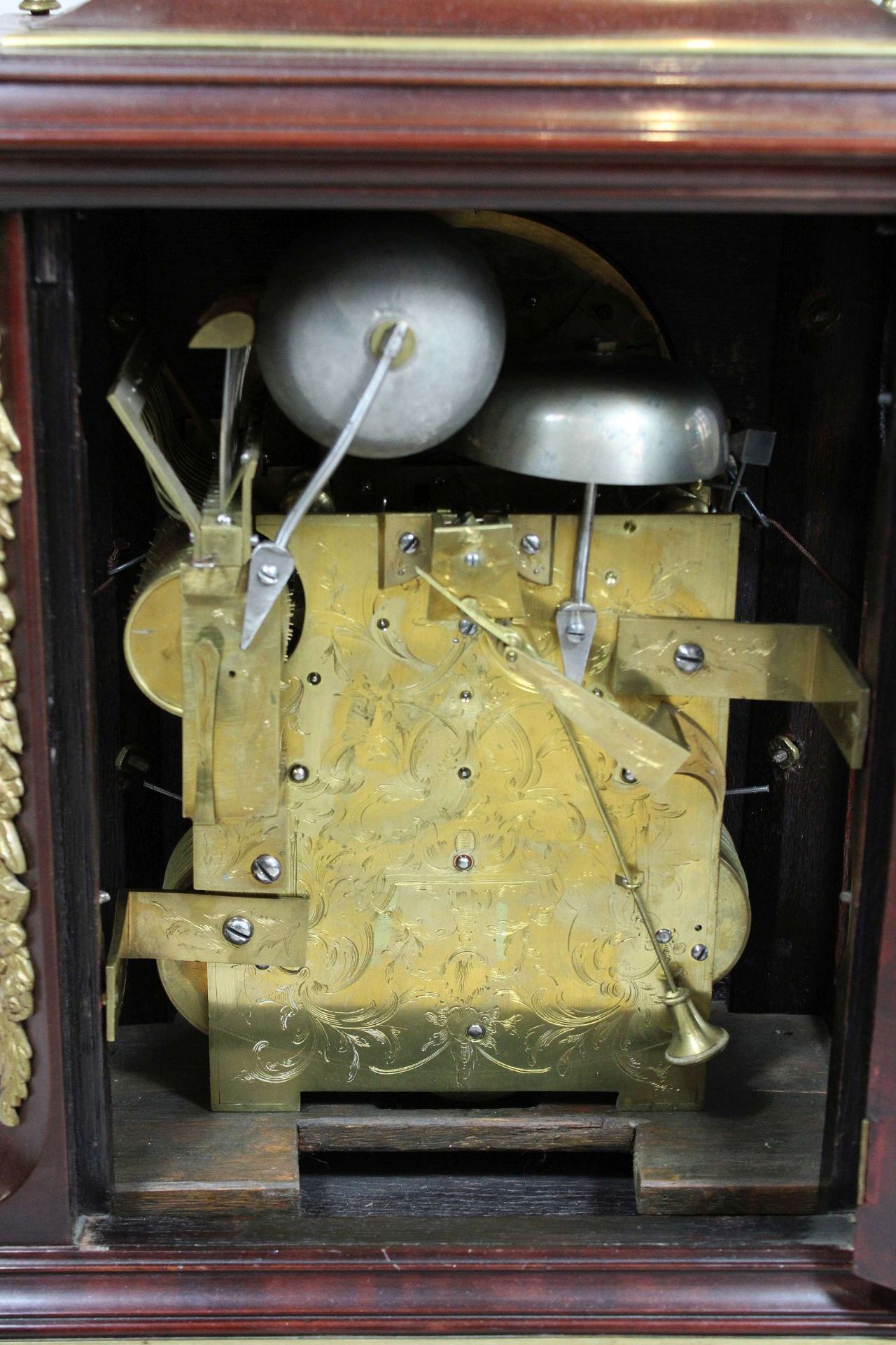 Bracket Clock, England, 18.-19. Jh., zweitüriges vierseitig verglastes Holzgehäuse, Datumsanzeige, - Image 2 of 3