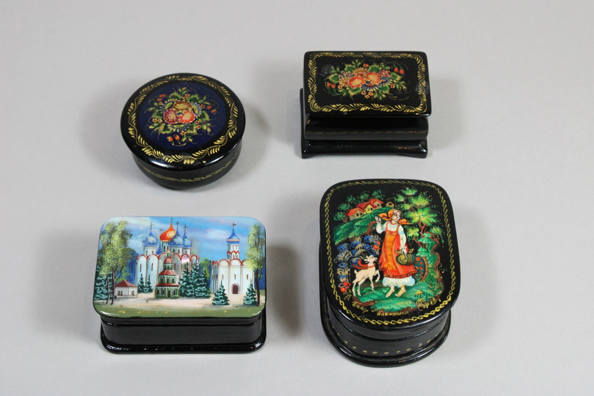 Konvolut, vier Lackschatullen, russisch, Miniaturmalerei Fedoskino, schwarze Lackschatulle aus