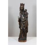 Maria als Himmelskönigin, 20. Jh., Holz, geschnitzt, Maße: 59,5 x 15 x 10,5 cm. Altersgemäß guter