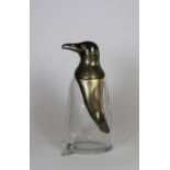 Dekanter-Pinguin, Glas, H. 21 cm. Guter, altersbedingter Zustand.