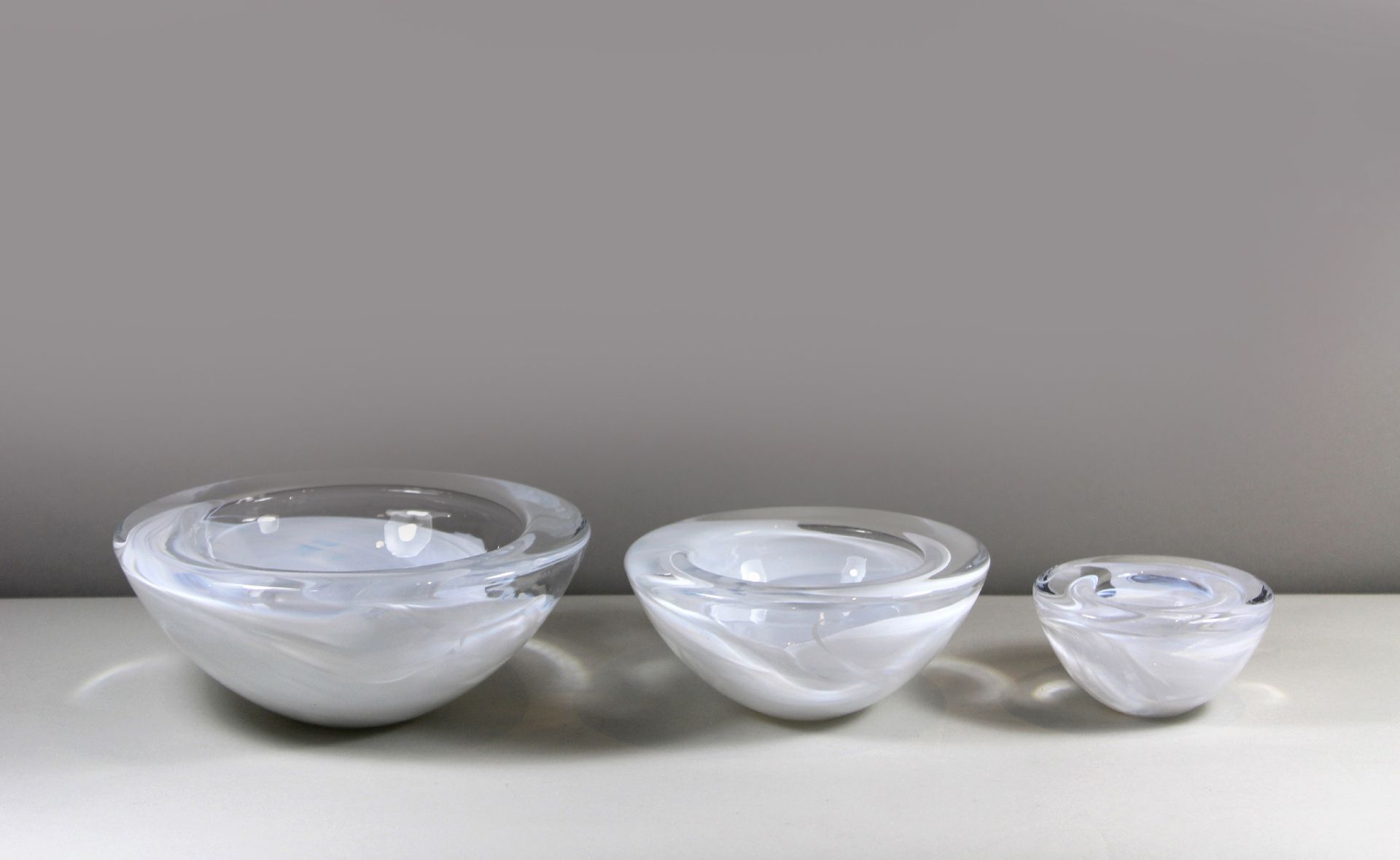 Drei Schalen, Kosta Boda, Schweden, Glas, Durchmesser: 11 cm, 17 cm und 22 cm, H. 5,5 cm, 8 cm und 9
