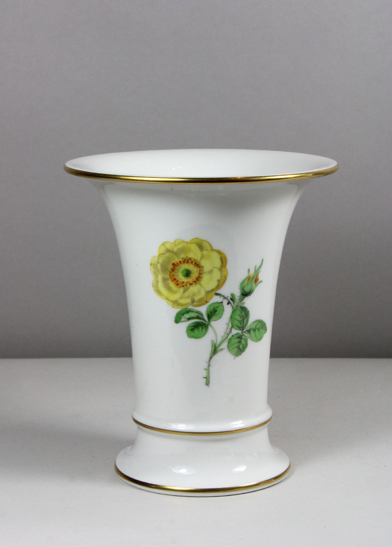 Vase, Meissen, Porzellan, 20. Jh., zweite Wahl, Blumenmalerei, Goldrand Linien, H. 16,5 cm, guter,