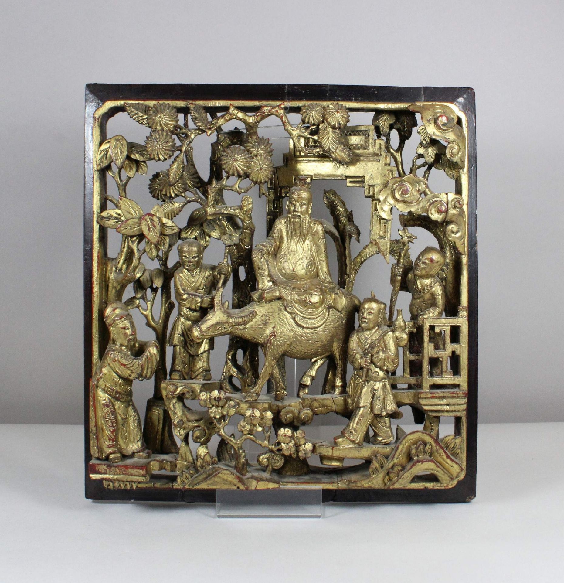 Paar chinesische Holzschnitzereien, figürliche Szenen, farbig gefasst, vergoldet, Maße: 27,5 x 29 - Bild 2 aus 3