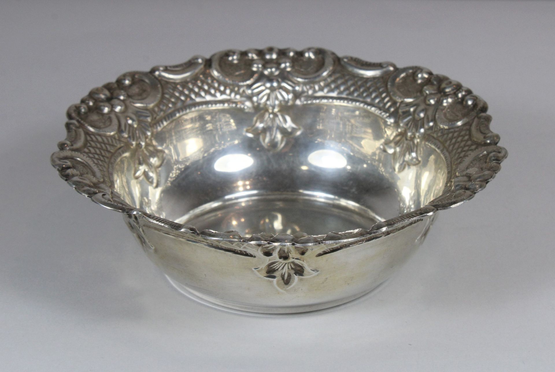 Schale, Silber, Durchmesser 16,5 cm, Gewicht 140 gr., guter, altersbedingter Zustand. - Bild 2 aus 2