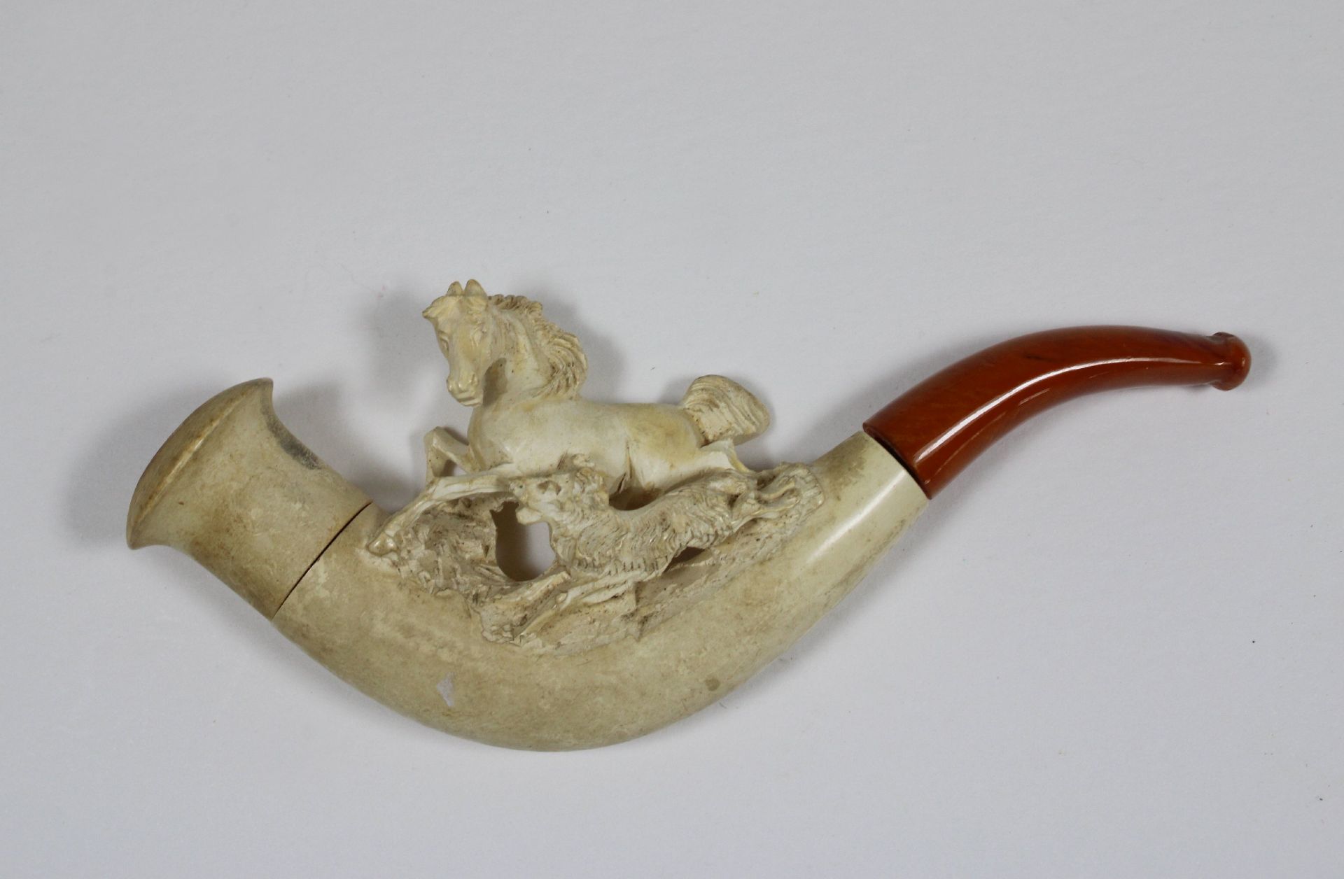 Sechs Meerschaumpfeifen, Pfeife mit Etui, Pferd, Spitze aus Bernstein, L. 18 cm, gebrauchter - Bild 5 aus 6