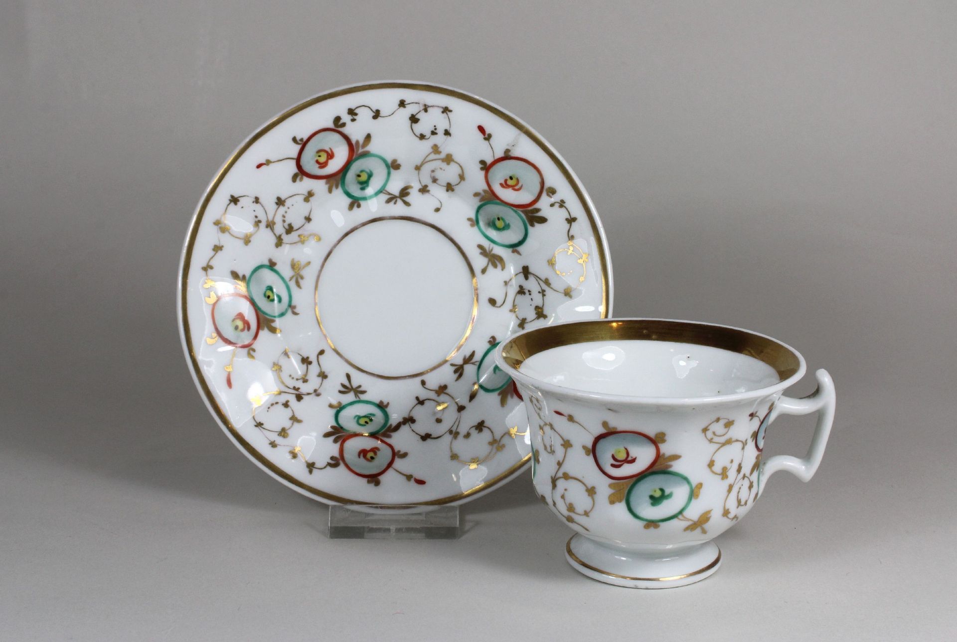 Sammeltasse mit Untertasse, Porzellan, Ranken- und Golddekor. Durchmesser Teller: 14 cm, H. Tasse: