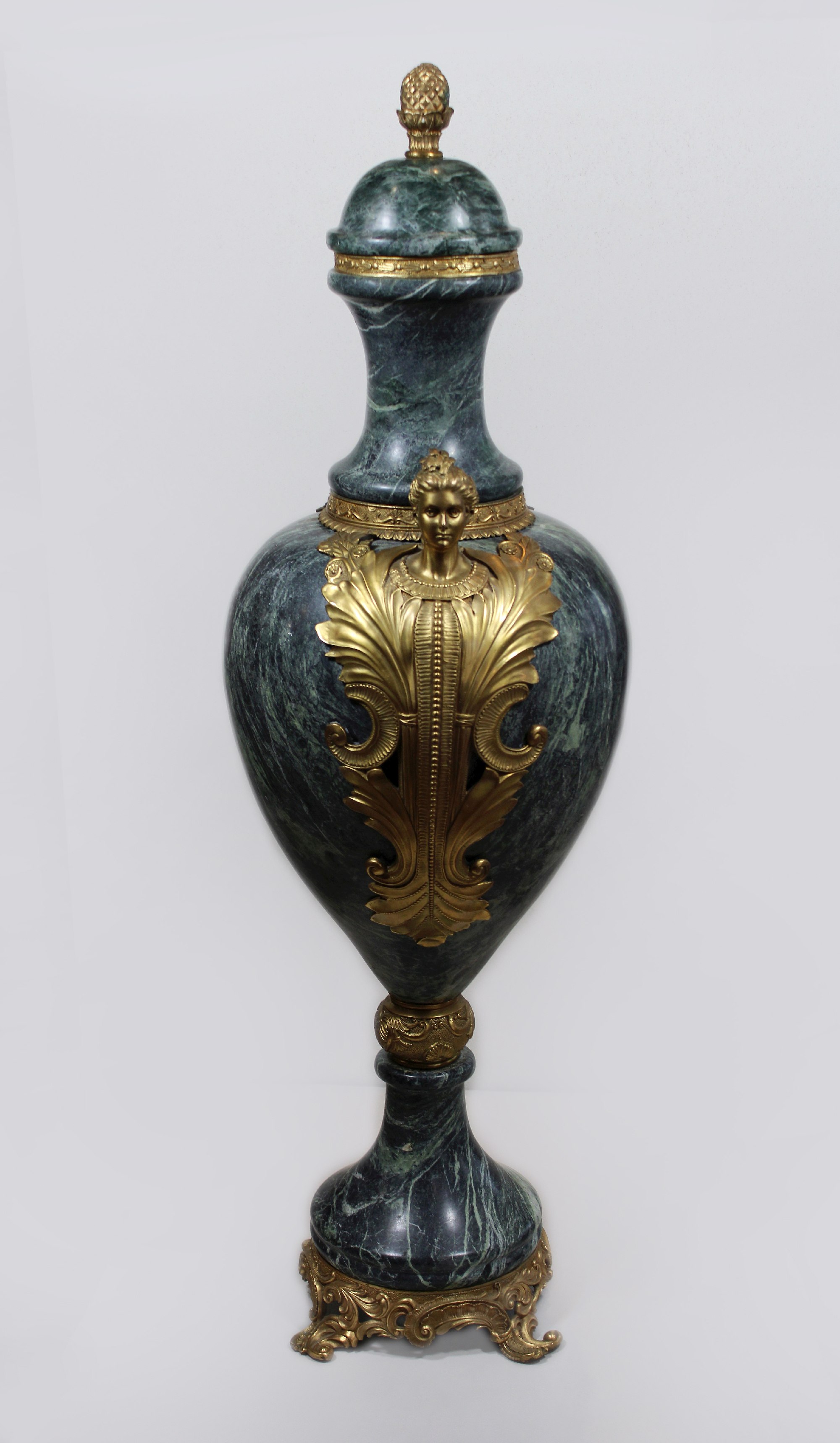 Marmorvase, Empire Stil, Anfang 20. Jh., Applikationen aus ziselierter und vergoldeter Bronze, Maße: - Image 4 of 4