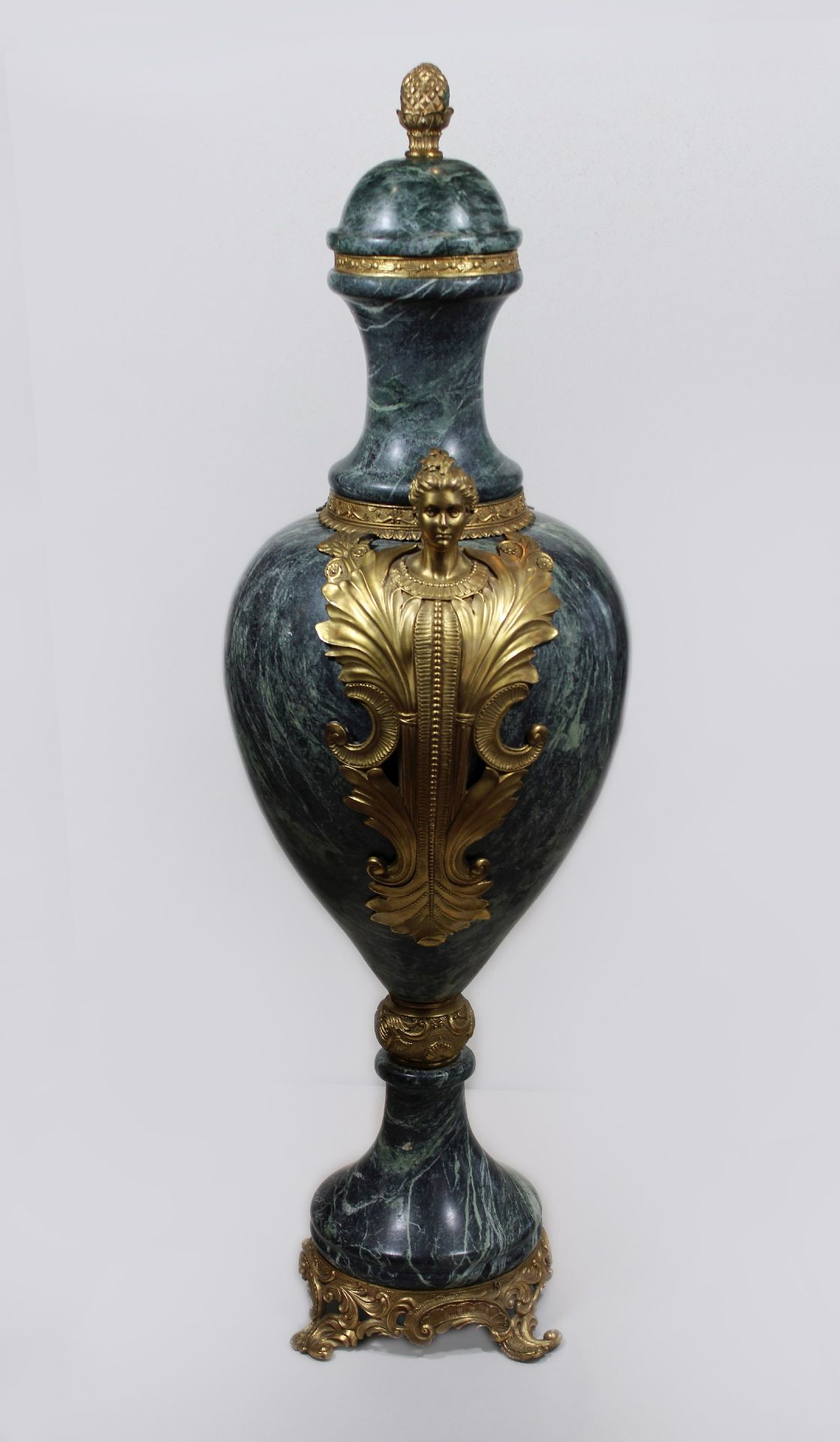 Marmorvase, Empire Stil, Anfang 20. Jh., Applikationen aus ziselierter und vergoldeter Bronze, Maße: - Bild 4 aus 4