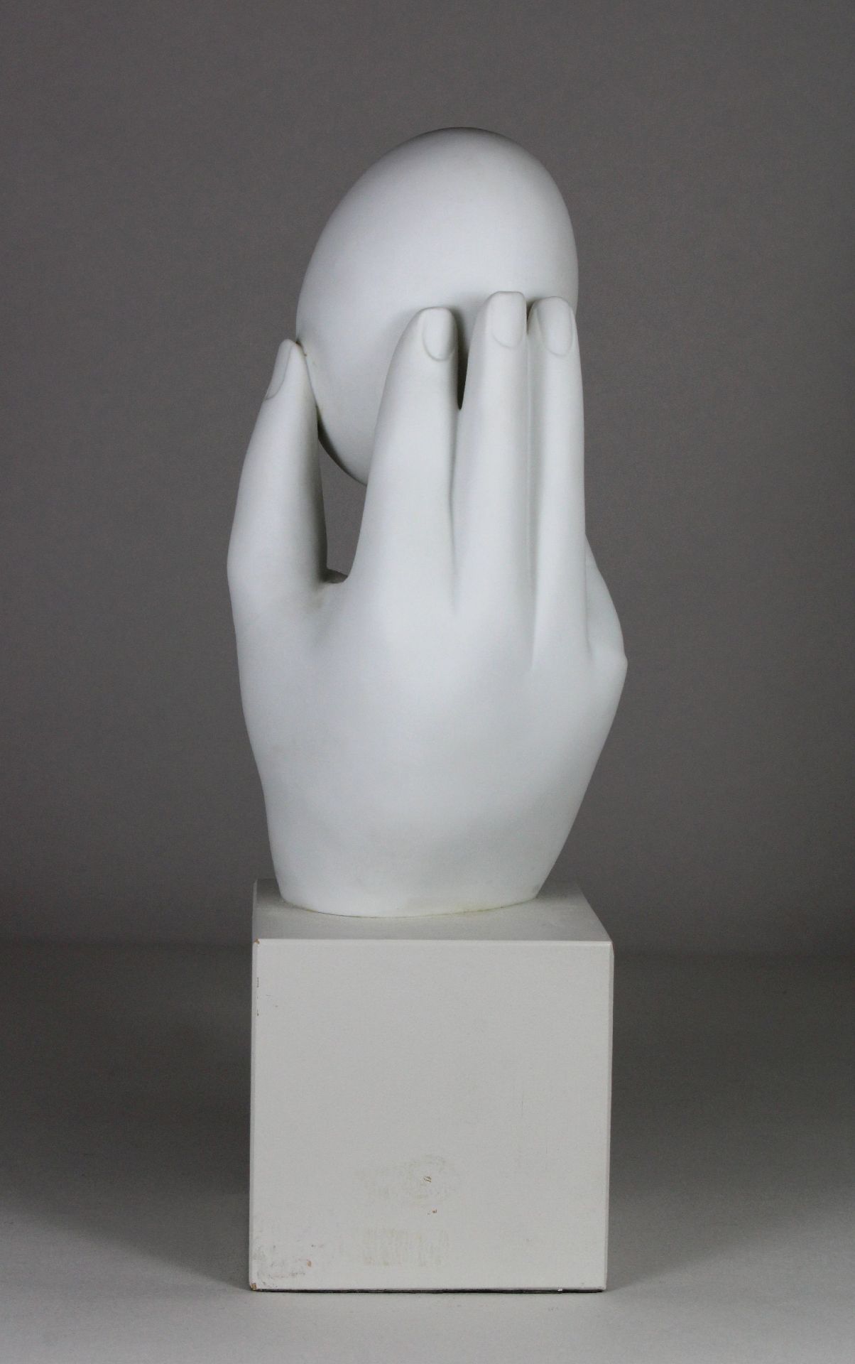 Joachim Schmettau (deutsch, geb. 1937), Hand mit Ei, Stempelmarke Goebel Galerie, - Image 3 of 3