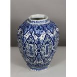 Vase, Delft, 18. Jh., weiß glasiert, blau bemalt, Ornament- und Floraldekor, Maße: H. 28,5 cm.