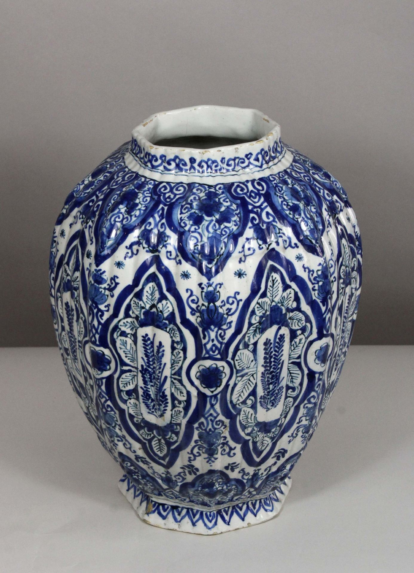 Vase, Delft, 18. Jh., weiß glasiert, blau bemalt, Ornament- und Floraldekor, Maße: H. 28,5 cm.