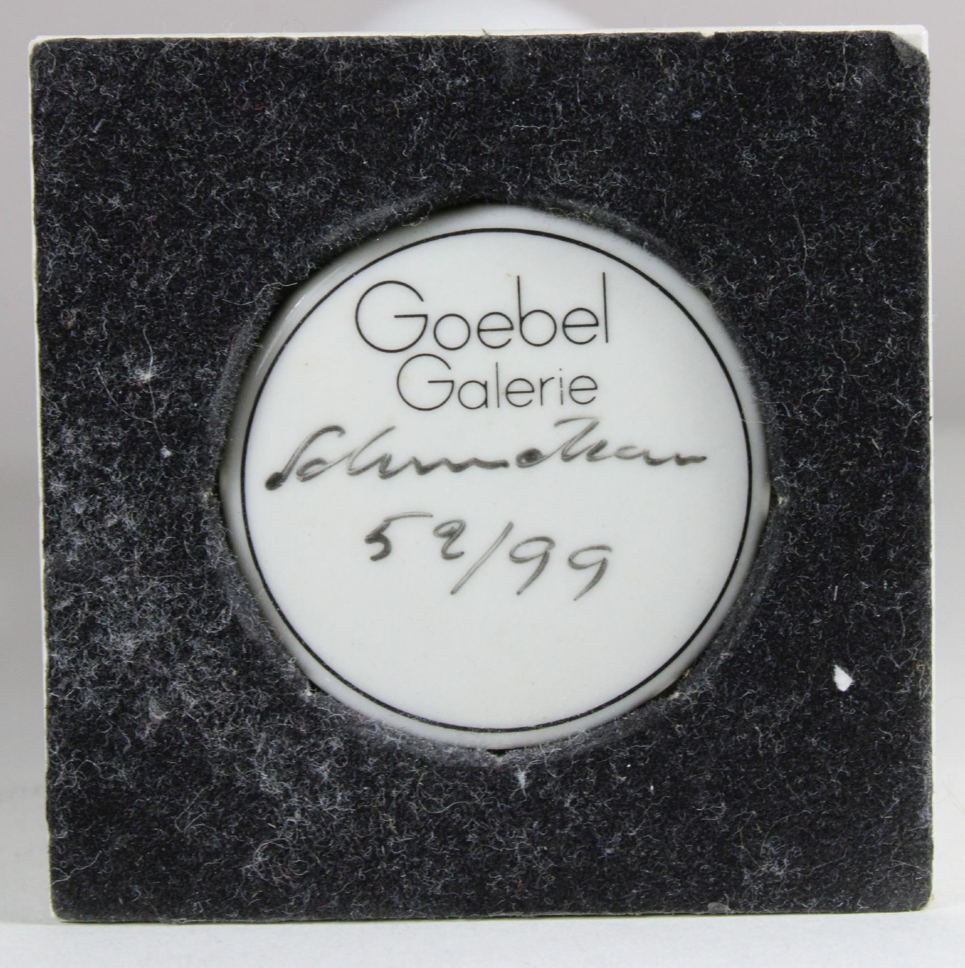 Joachim Schmettau (deutsch, geb. 1937), Hand mit Ei, Stempelmarke Goebel Galerie, - Image 2 of 3