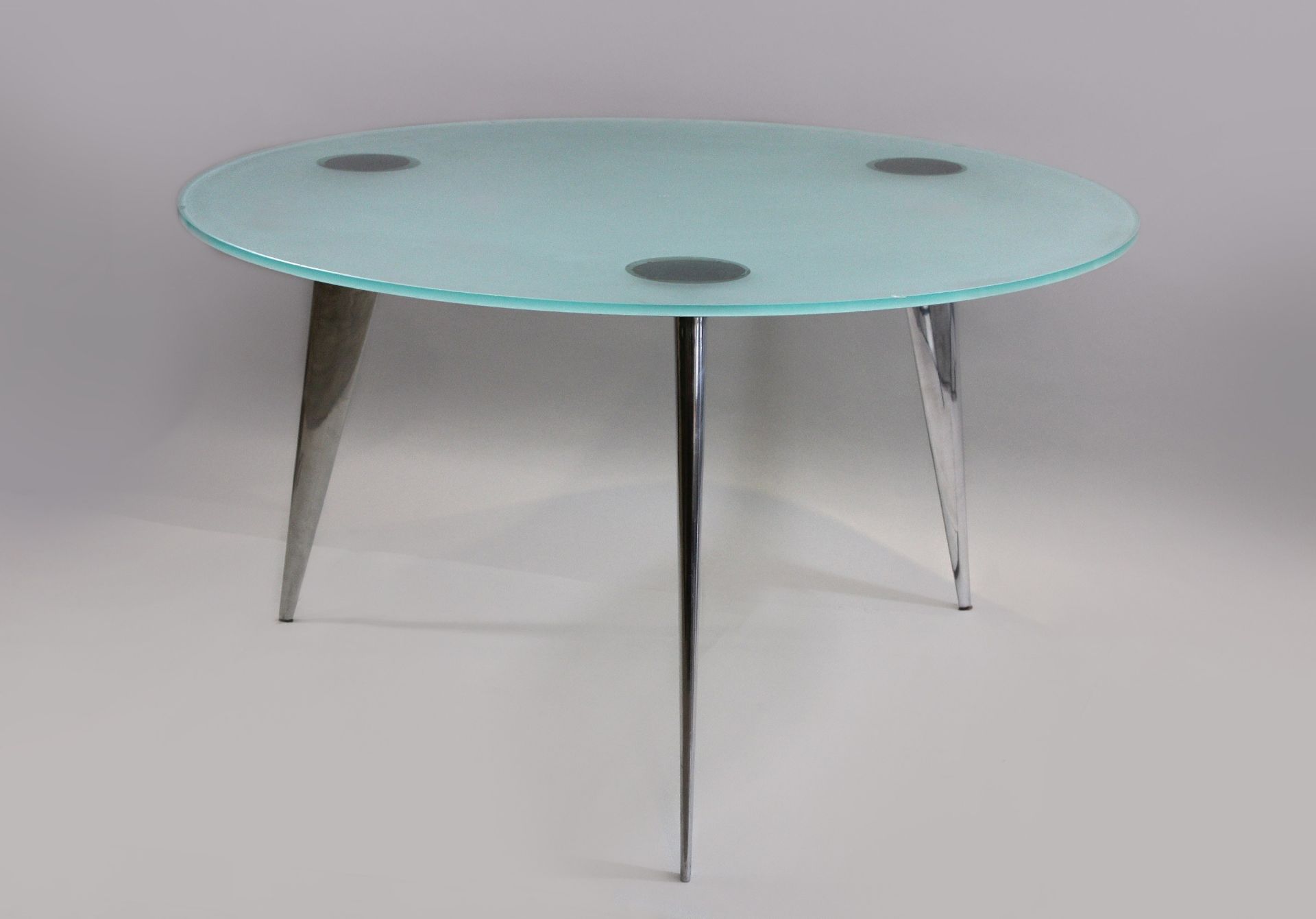 Esstisch mit runder satinierter Glasplatte und konisch zulaufenden Metallfüßen, Modell M,