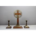 Kruzifix und zwei Leuchter, Holz und Metall, Dreinageltypus, Maße: Kruzifix: H. 36,5 cm, Leuchter: