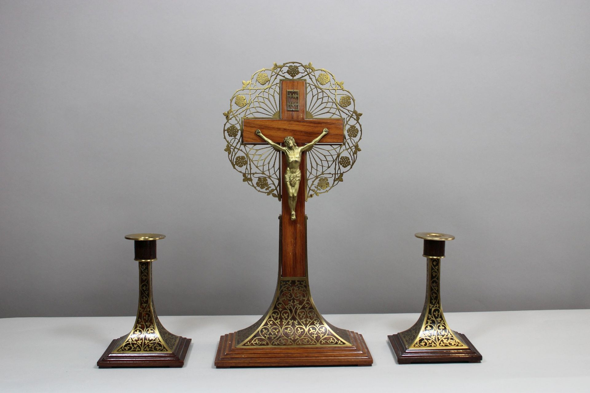 Kruzifix und zwei Leuchter, Holz und Metall, Dreinageltypus, Maße: Kruzifix: H. 36,5 cm, Leuchter: