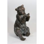 Hans Gerdes (deutsch, 1906 -1979), Bär, Bronze, signiert, H. 31,5 cm, B. 17 cm, T. 22 cm. Guter,