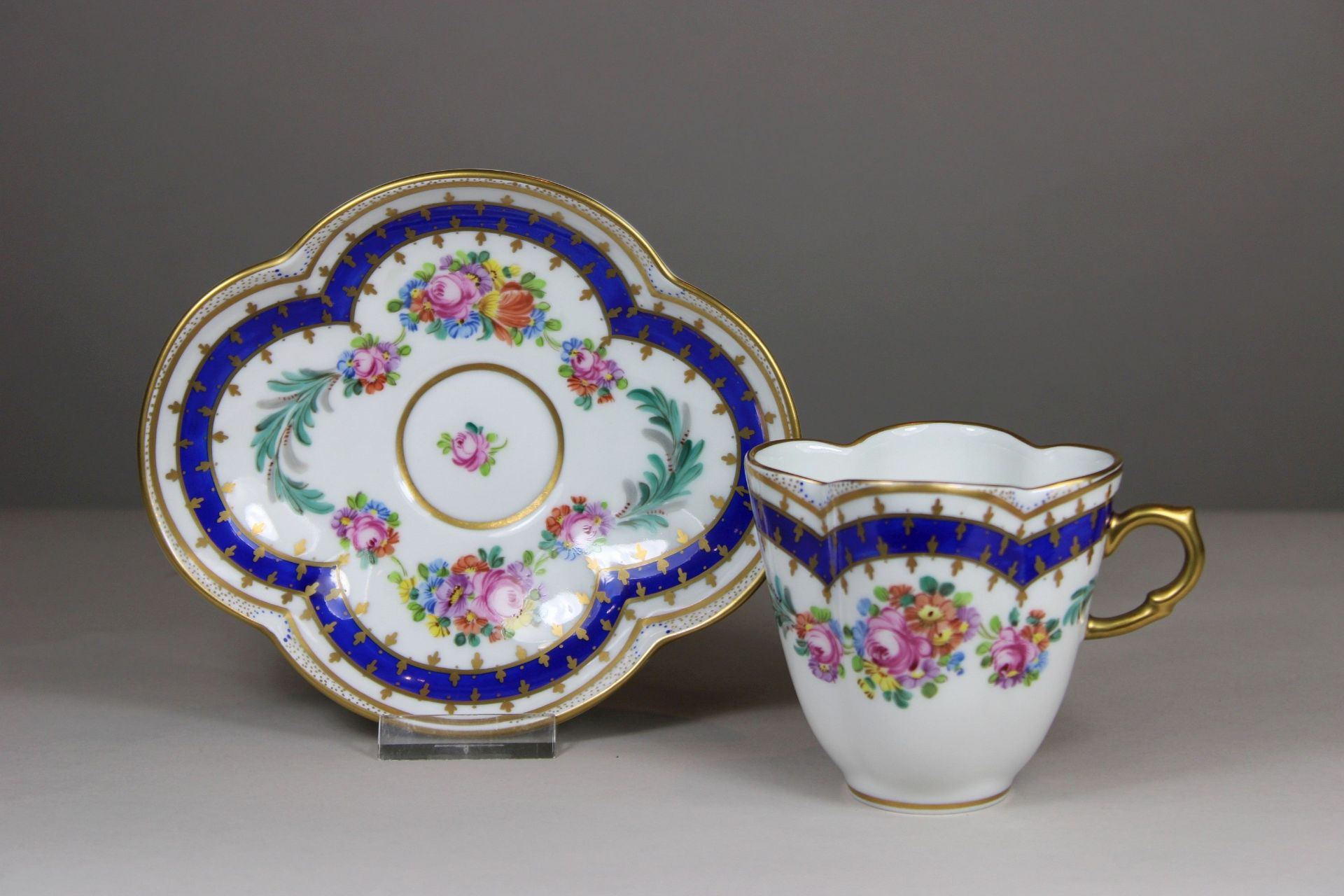 Sammeltasse mit Untertasse, Dresden, Porzellan, Golddekor mit Blumen, B. Teller: 15 cm, H. Tasse: