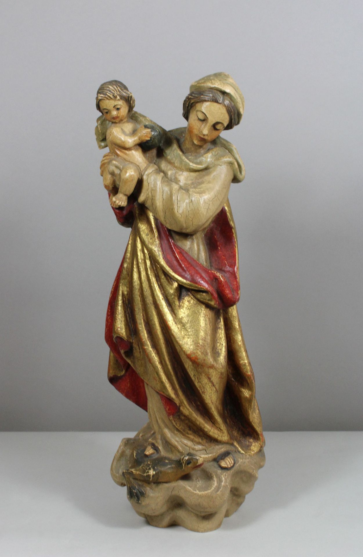 Maria mit dem Kind, 20. Jh., Holzskulptur, geschnitzt, farbig gefasst, Maße: H. 40 cm, B. 14 cm.