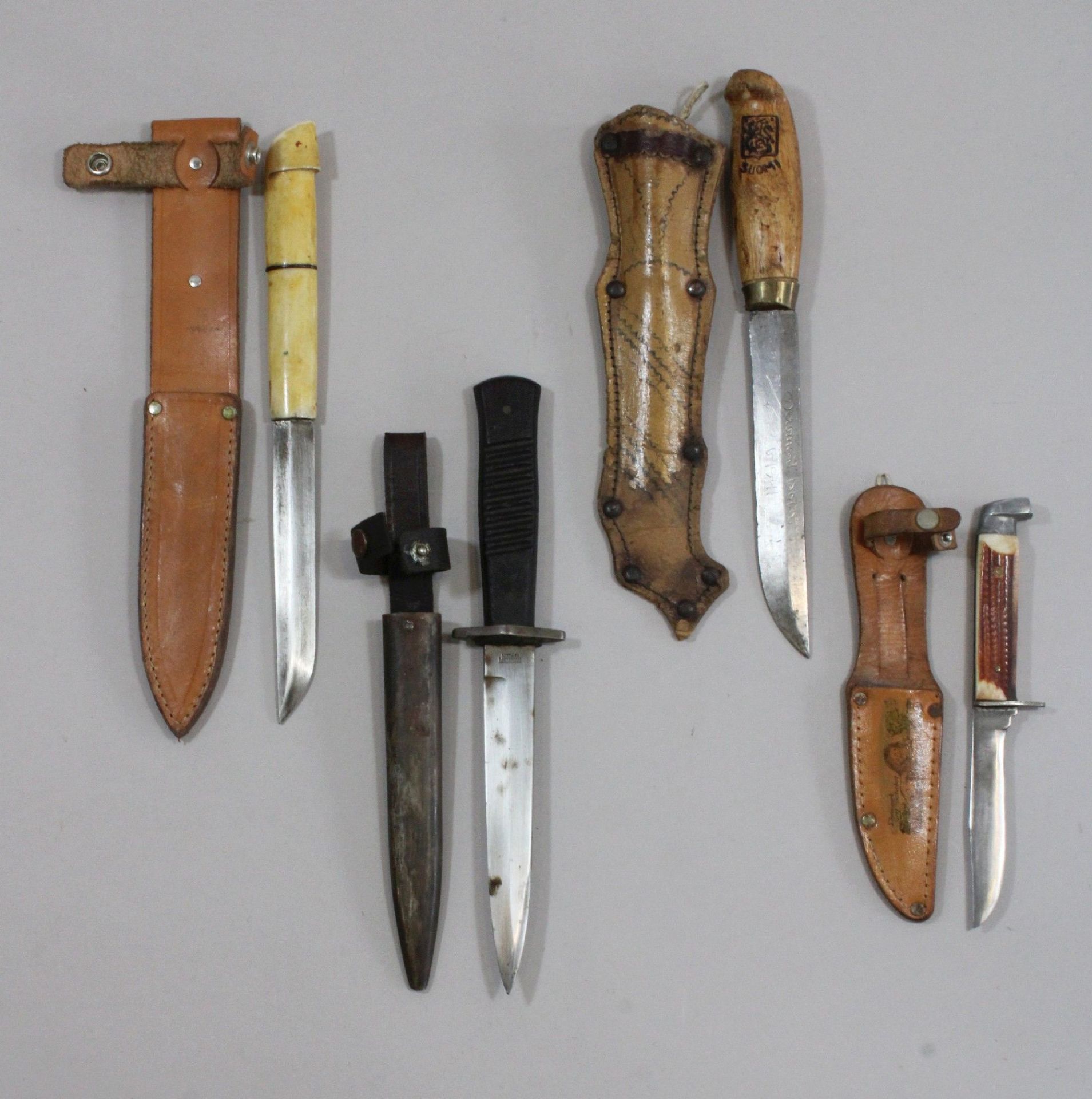 Vier Messer mit Scheiden, unterschiedliche Herkunft, Griffe aus Holz und Bein, drei Exemplare mit - Image 2 of 2