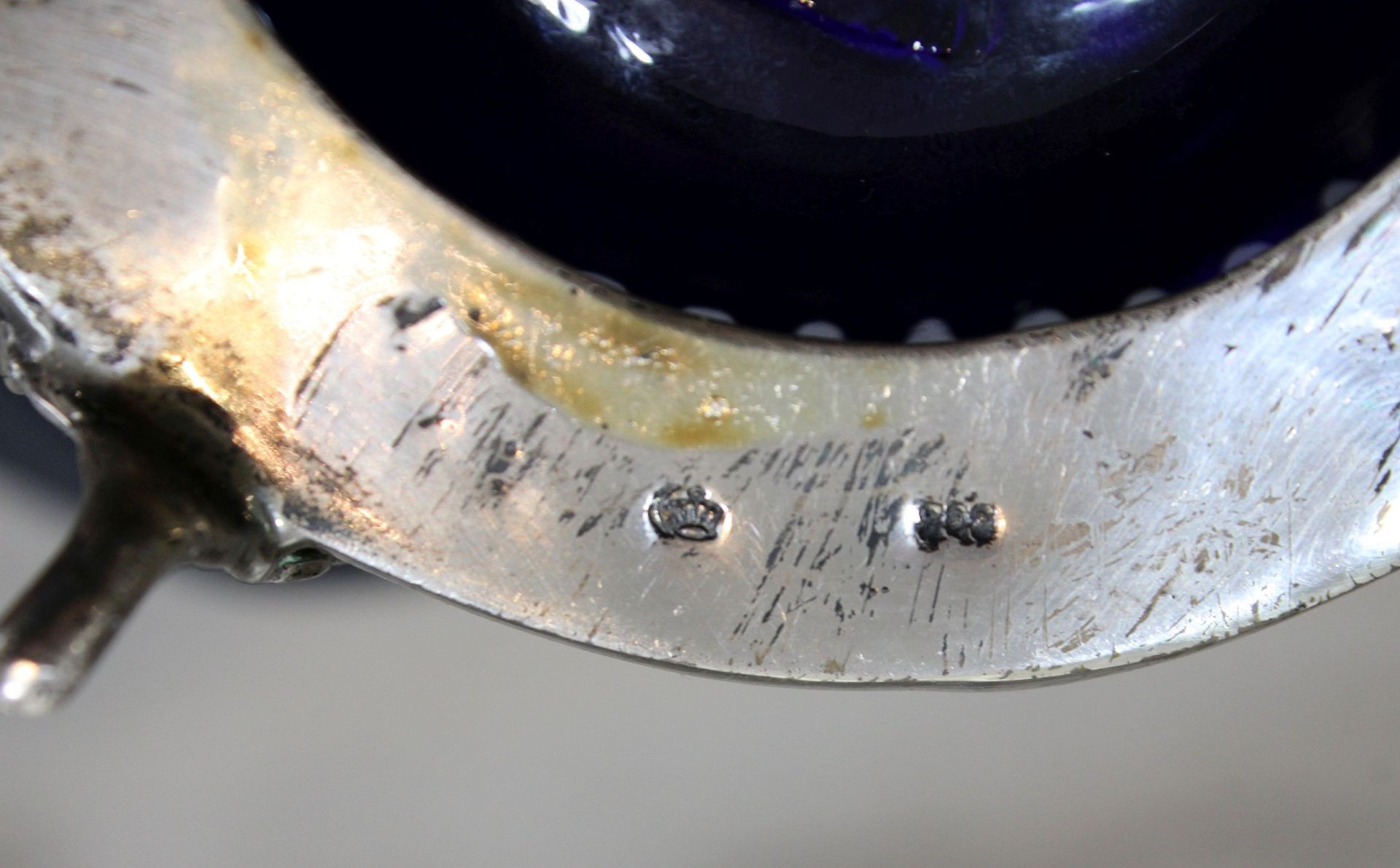 Henkelkorb, 800er Silber, Deutschland, Punze: Mond und Krone, Kobaltglas, H. mit Henkel ca. 17 cm, - Bild 2 aus 2