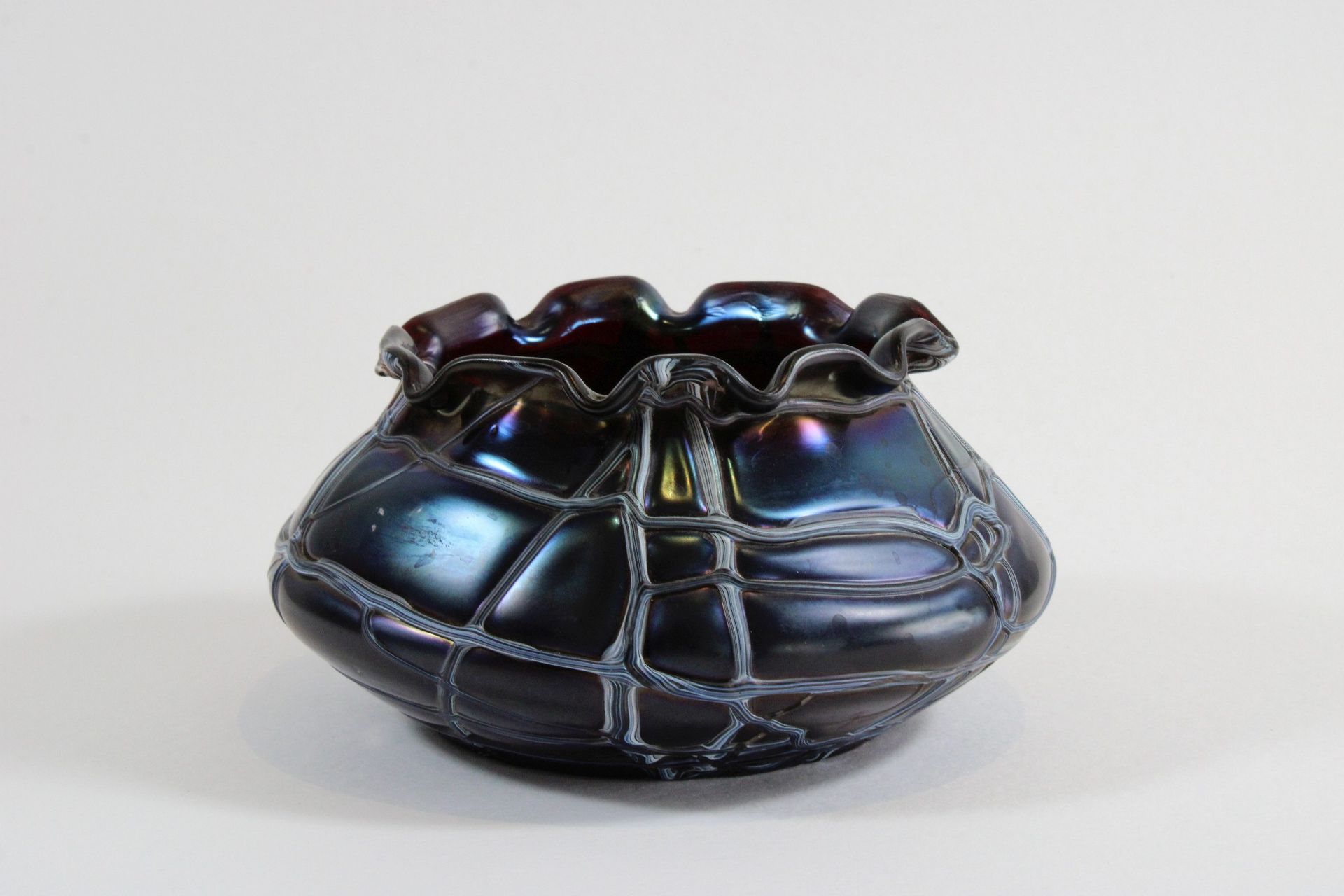 Jugendstil-Vase, Pallme König Habel, Anfang 20. Jh., irisierendes Glas, Maße: H. 9 cm, B. 16 cm.