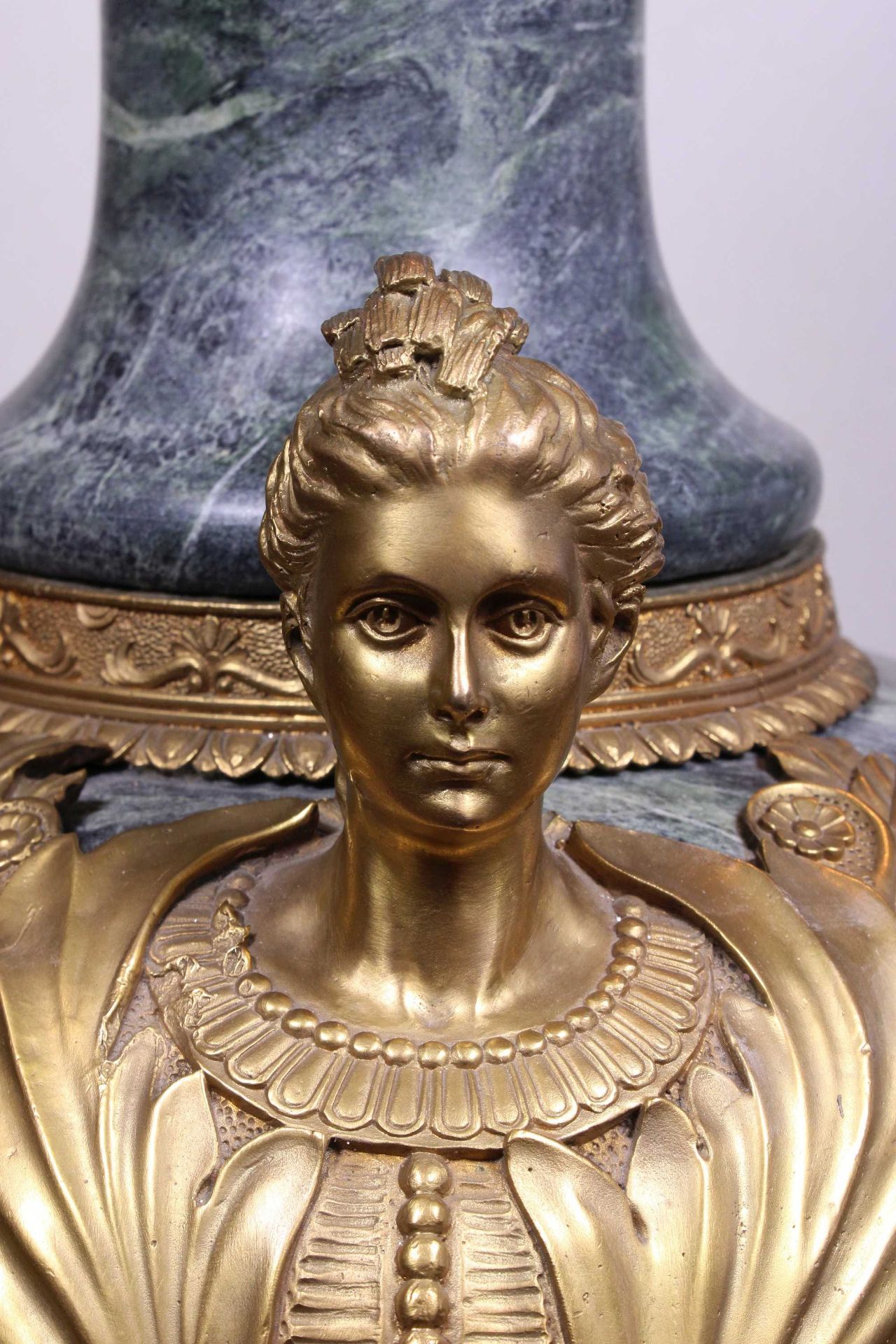 Marmorvase, Empire Stil, Anfang 20. Jh., Applikationen aus ziselierter und vergoldeter Bronze, Maße: - Bild 3 aus 4