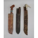 Ein Messer und zwei Macheten mit Scheiden, Nordafrika, üppig dekorierte Griffe, Klingenlängen: 37,