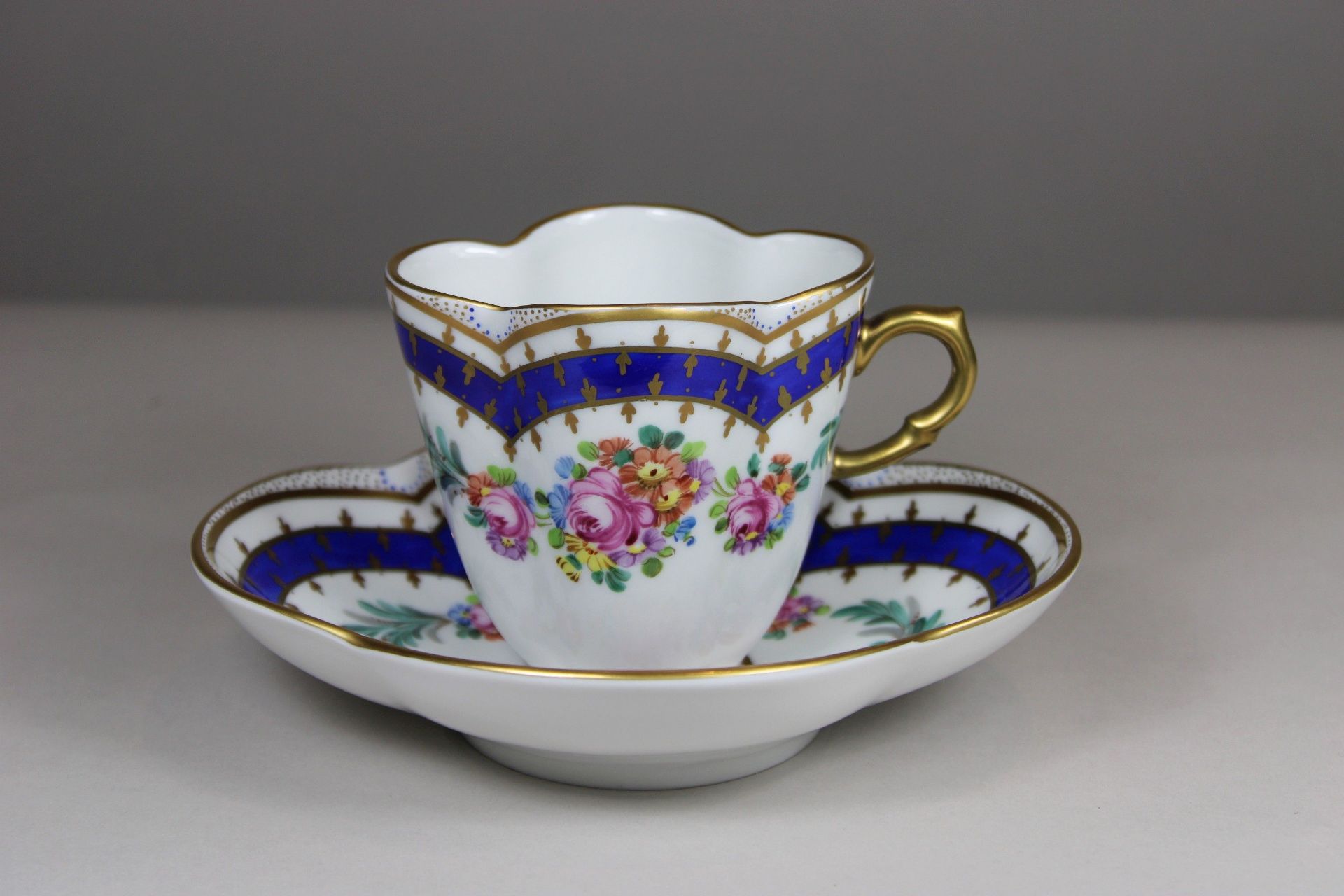 Sammeltasse mit Untertasse, Dresden, Porzellan, Golddekor mit Blumen, B. Teller: 15 cm, H. Tasse: - Image 3 of 3