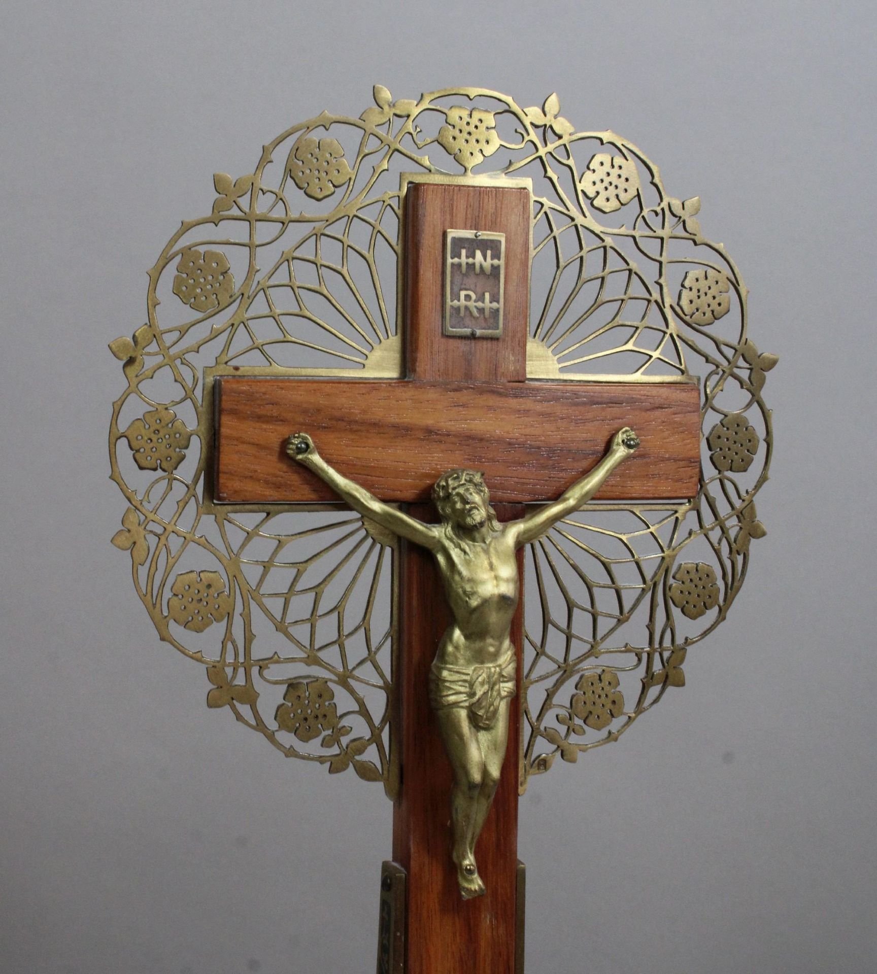 Kruzifix und zwei Leuchter, Holz und Metall, Dreinageltypus, Maße: Kruzifix: H. 36,5 cm, Leuchter: - Bild 2 aus 2