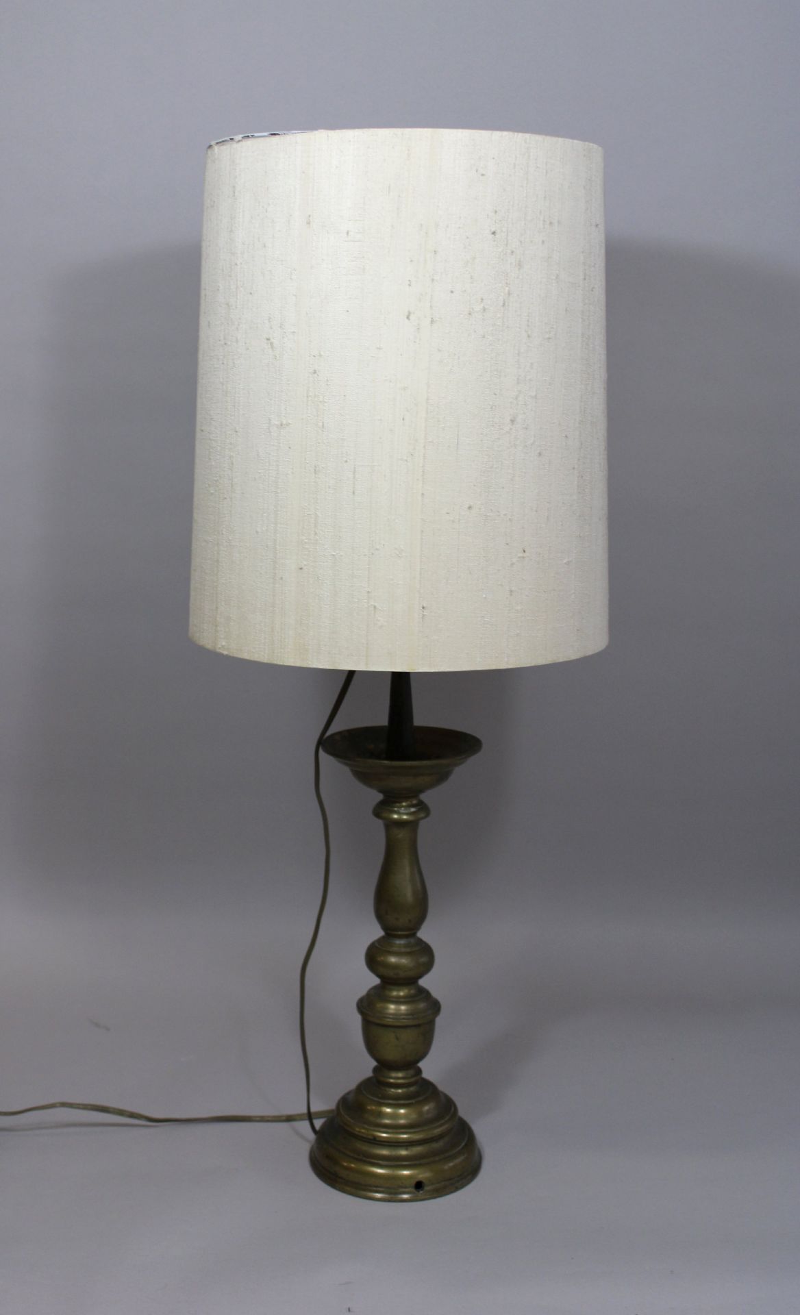 Tischlampe, Messing, H. 98 cm. Guter, altersbedingter Zustan