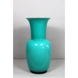 Aquamarinfarbene Vase, Muranoglas, Italien, 1992, am Boden signiert, H. 36 cm, B. 16,5 cm. Guter,