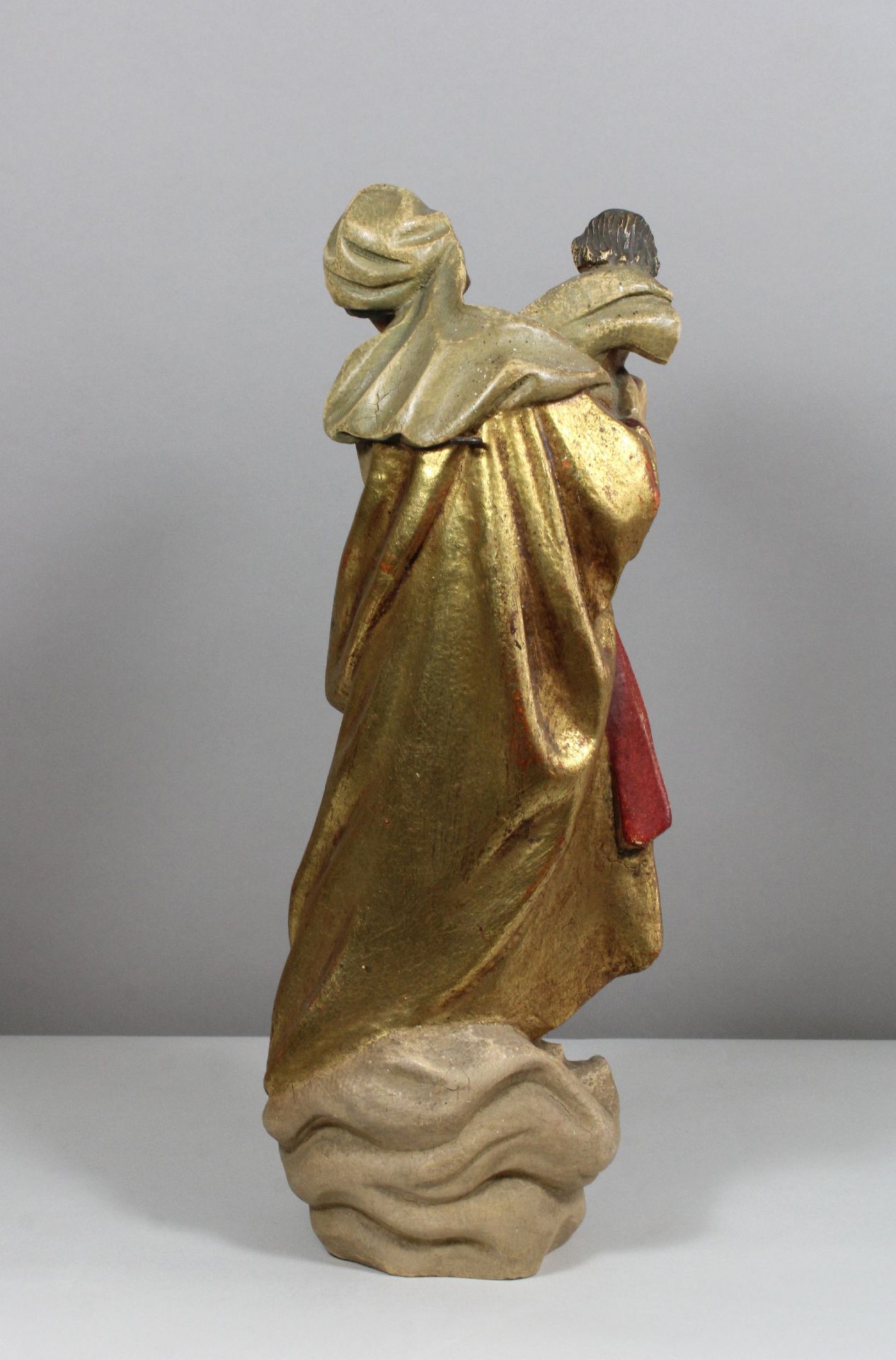 Maria mit dem Kind, 20. Jh., Holzskulptur, geschnitzt, farbig gefasst, Maße: H. 40 cm, B. 14 cm. - Bild 2 aus 2