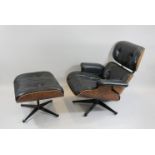 Eames Lounge Chair mit Ottomane, Hersteller Herman Miller, Leder an einer Armlehne porös,