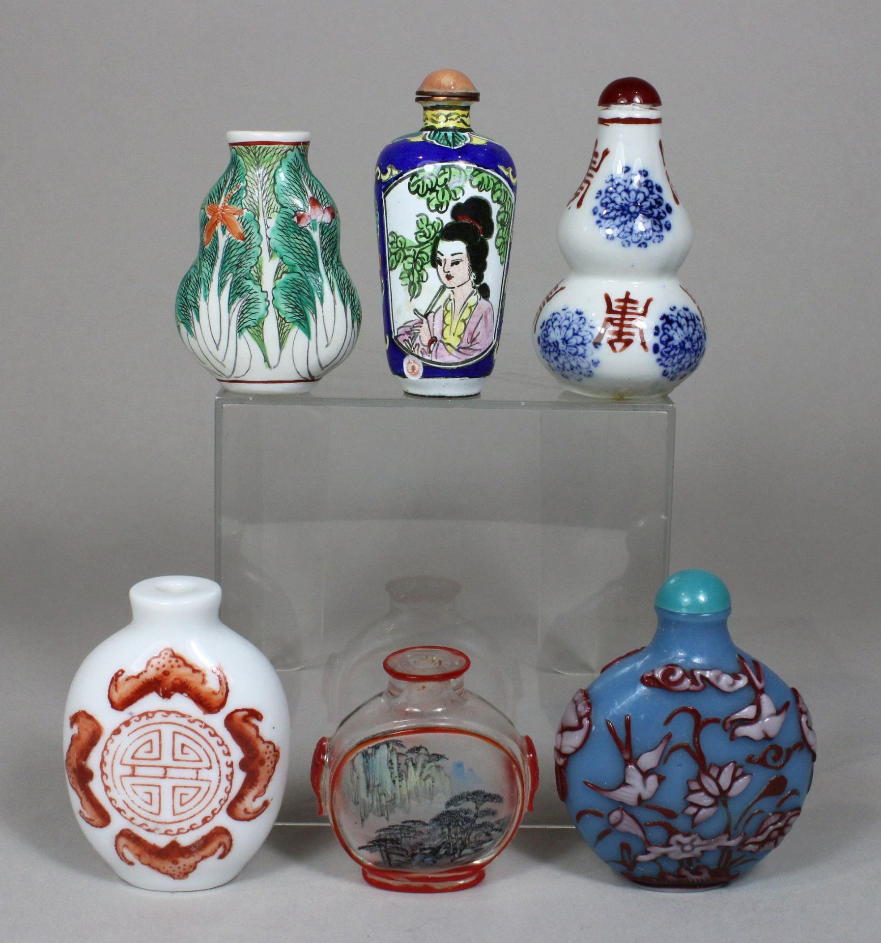 Sechs Snuff Bottles, China, Porzellan, Glas und Email auf Kupfer, handbemalt, chinesische Motive, e