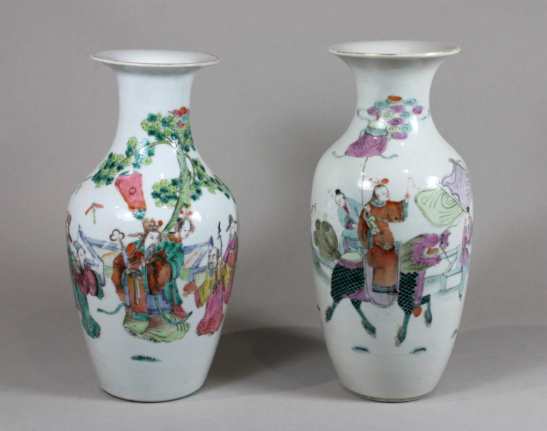 Paar Vasen, China, Porzellan, eine mit roten Tongzhi-Marke und Lack-Siegel, eine mit rote vierzeich