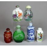 Sechs Snuff Bottles, China, Porzellan, Glas, handbemalt, chinesische Motive, zwei Flaschen geschnit