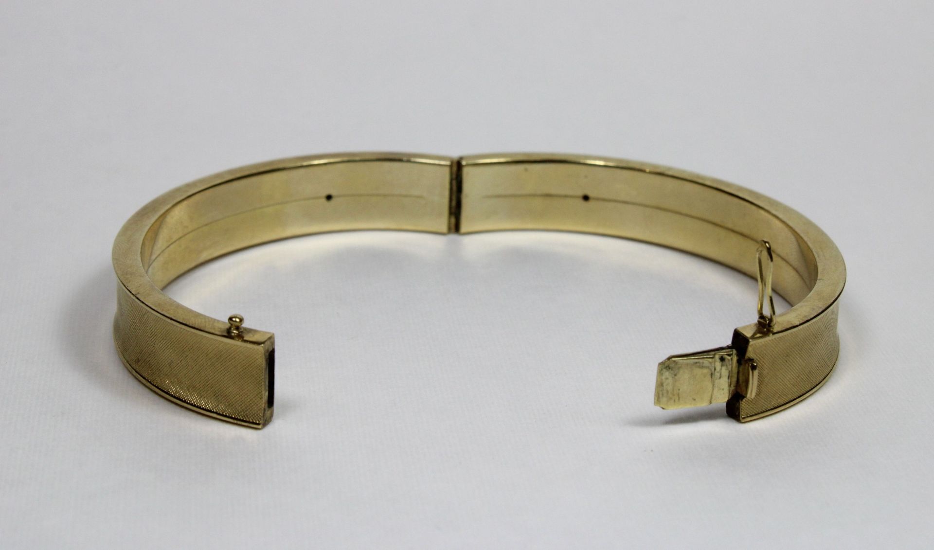 Armband, 333er Gold, Dm.: ca. 6 cm, Gesamtgewicht: 22 g. Guter, altersbedingter Zustand. - Bild 2 aus 3