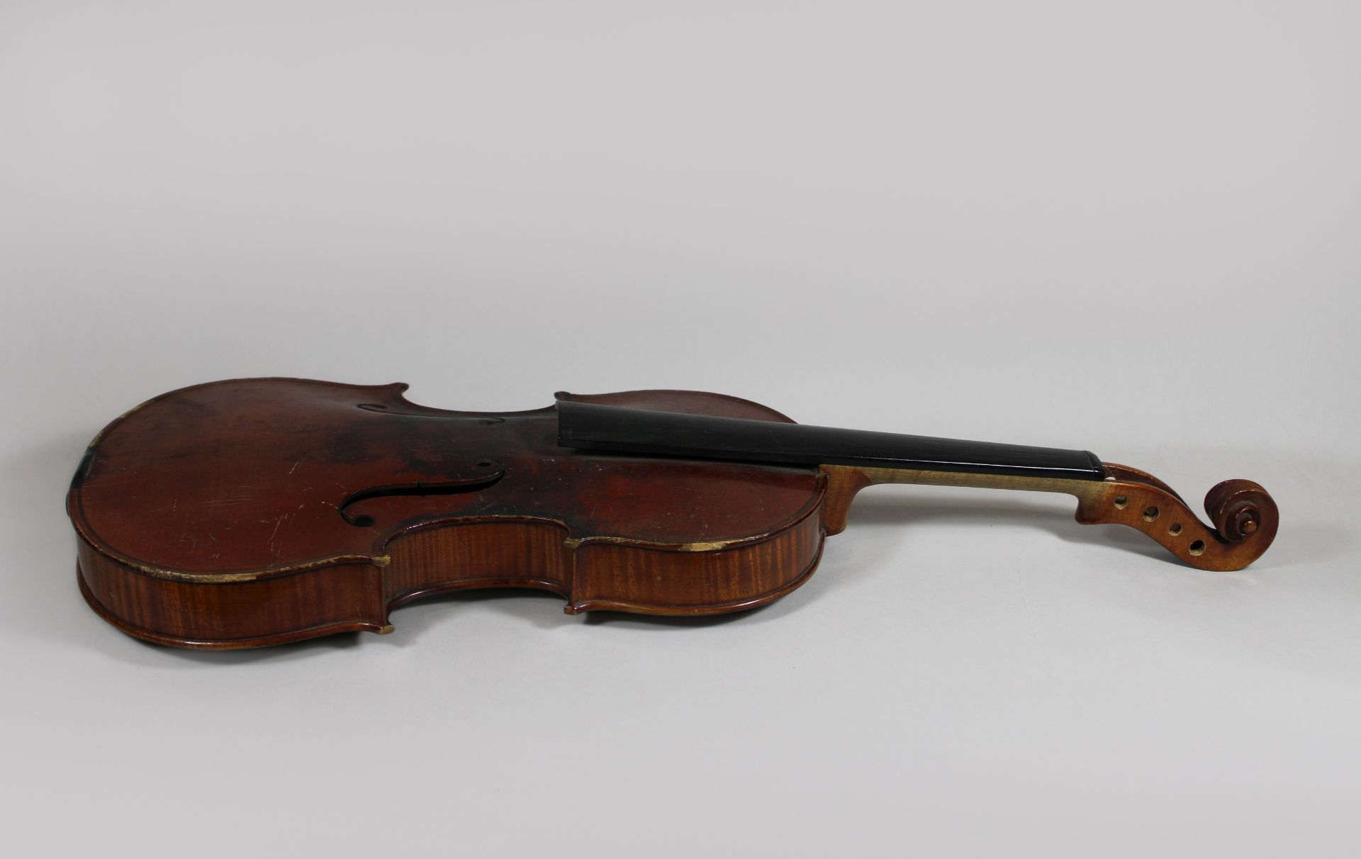Violine, 19. Jh., Deutschland, L.: 58 cm. Altersgemäßer Zustand, Gebrauchs- und Reibespuren. - Bild 3 aus 3