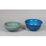 Zwei Schalen, China, Porzellan, Celadon Schale, ohne Marke, in Form einer Blume, Dm.: 15 cm. Blaue