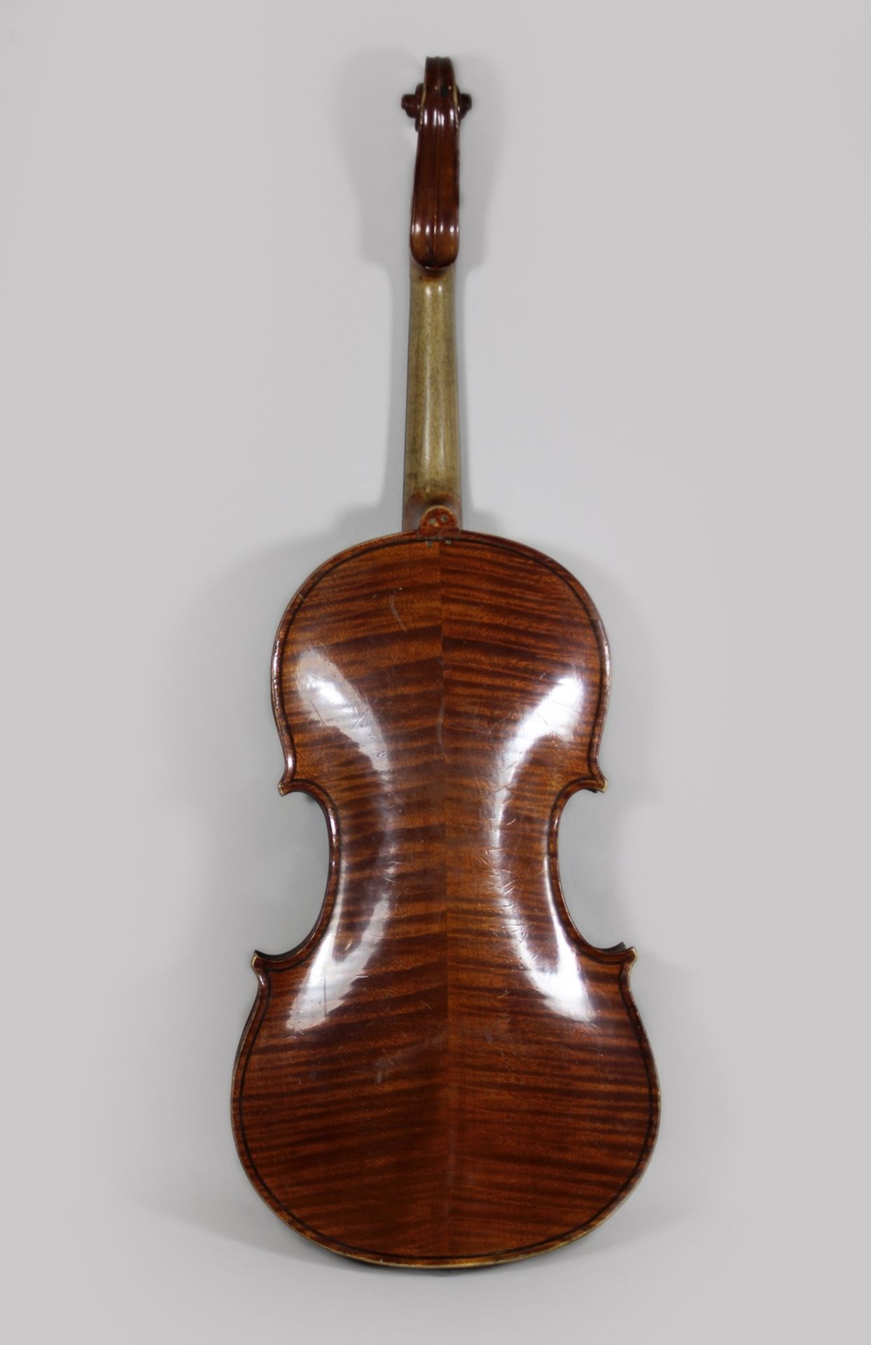 Violine, 19. Jh., Deutschland, L.: 58 cm. Altersgemäßer Zustand, Gebrauchs- und Reibespuren. - Bild 2 aus 3